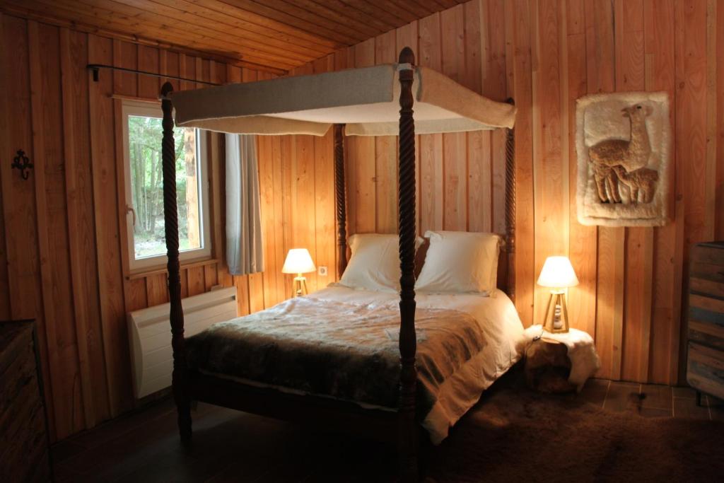 Un ou plusieurs lits dans un hébergement de l'établissement L'isba des bois, hors du temps