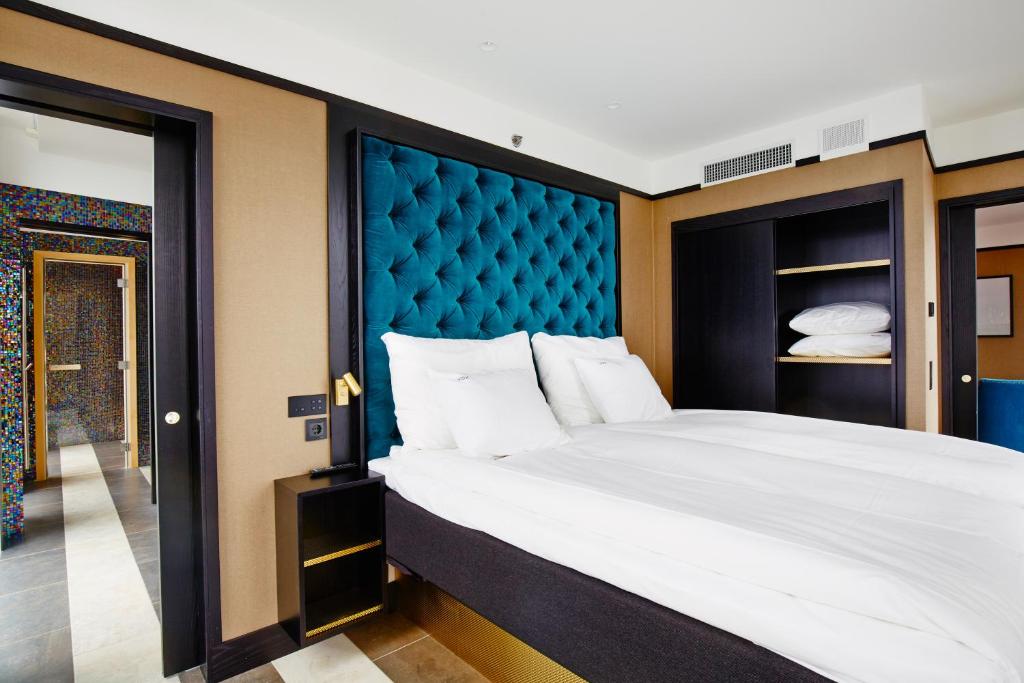Postel nebo postele na pokoji v ubytování Vox Hotel