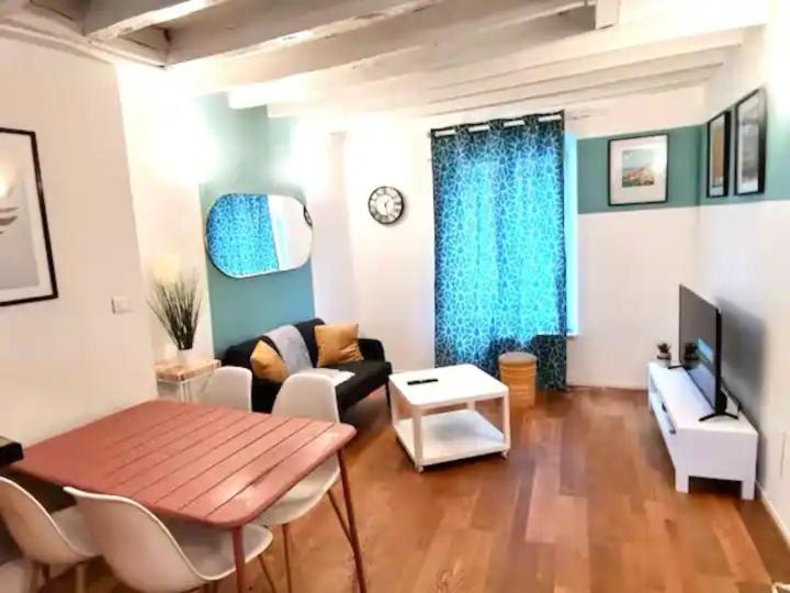 a living room with a couch and a table at Charmant appartement au coeur de Château-Thierry in Château-Thierry