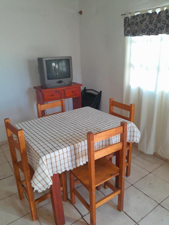 tavolo da pranzo con TV, tavolo e sedie di Dpto en San Luis Capital a San Luis