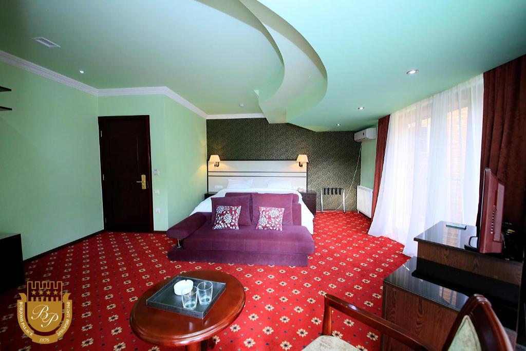 Postel nebo postele na pokoji v ubytování Borjomi Palace Health & Spa Center