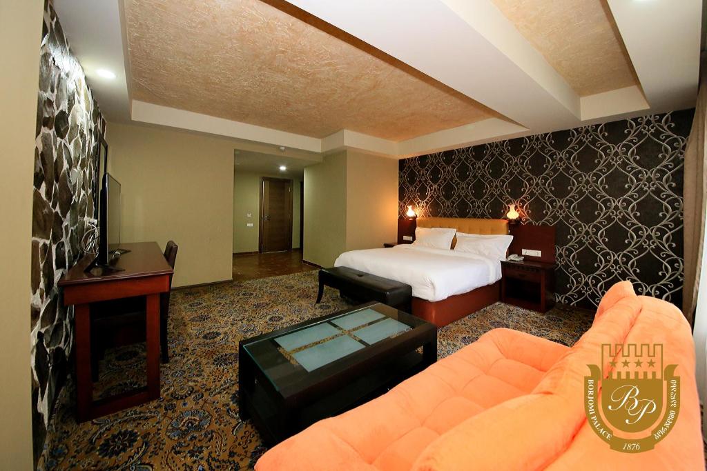 Postel nebo postele na pokoji v ubytování Borjomi Palace Health & Spa Center