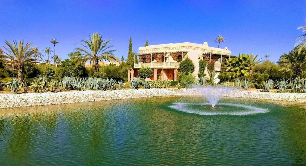 马拉喀什Ma kech house的池塘中央有喷泉的房子