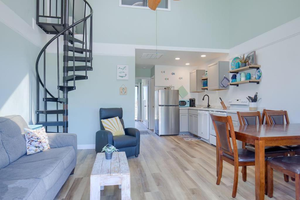 Η κουζίνα ή μικρή κουζίνα στο After Dune Delight - Adorable Oceanfront Community