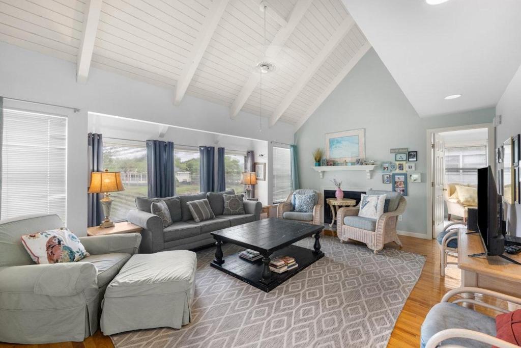 een woonkamer met een bank en een tafel bij Oyster Catcher Oasis 3BR Villa Roof Top Balcony in Pawleys Island