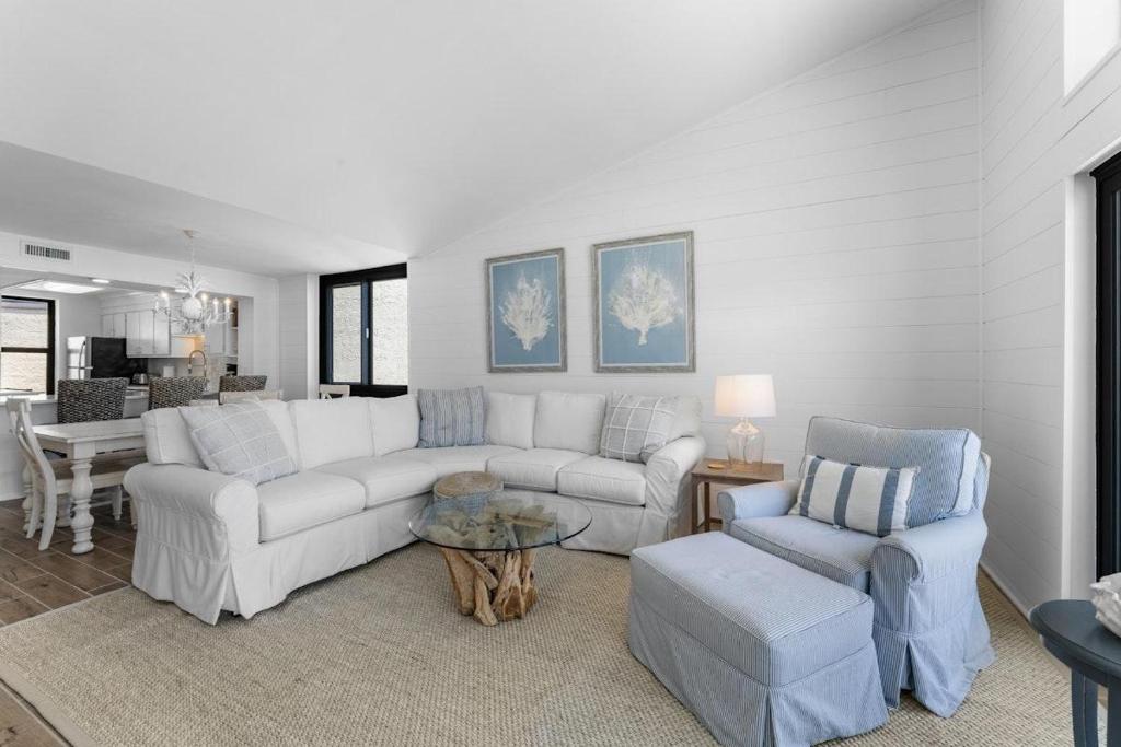 Istumisnurk majutusasutuses 3 Bdrm 2.5 Bath Oceanfront Condo