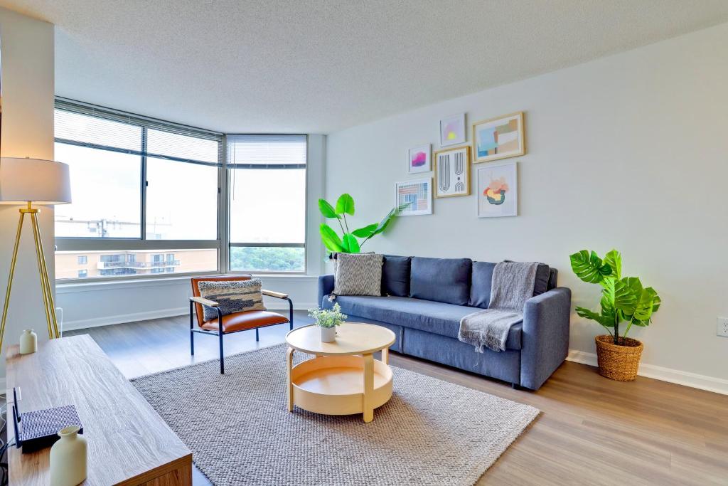 a living room with a blue couch and a table at Stylish Apartment for a Memorable Stay in Arlington