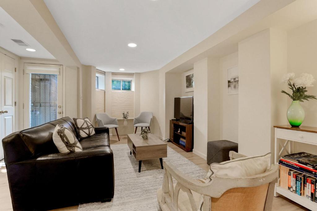 Χώρος καθιστικού στο NEW Classy Dupont-Logan Apt Parking