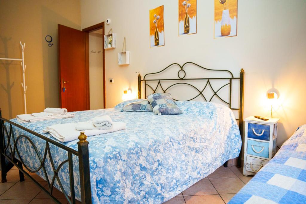 a bedroom with a bed with two towels on it at Casa Giulia FORUM ASSAGO M2 M1 Milano CENTRO in Corsico