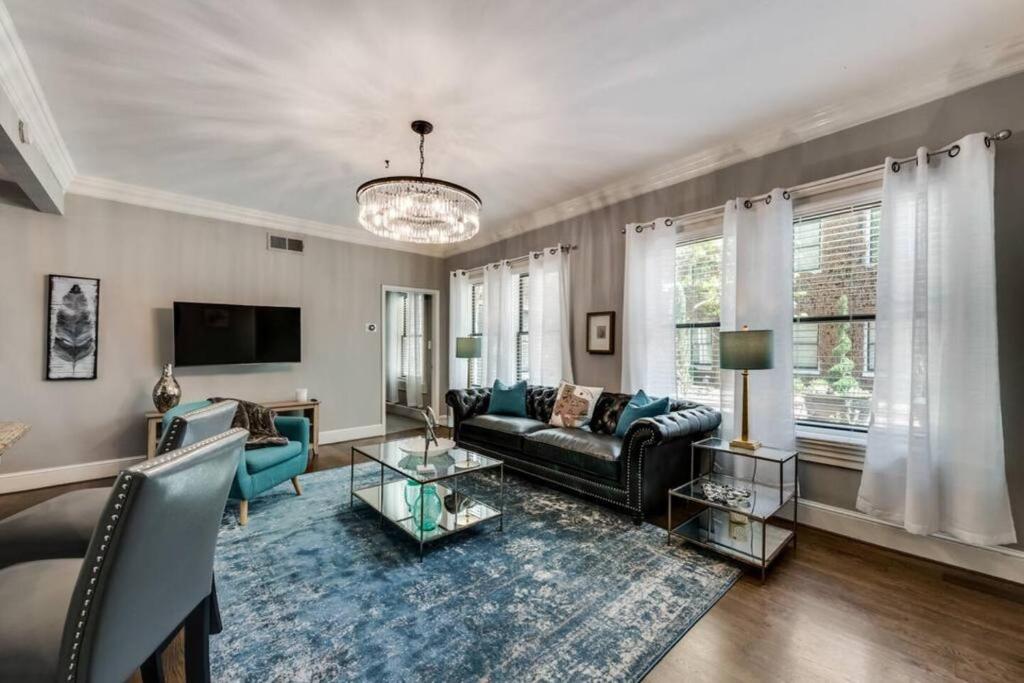 ein Wohnzimmer mit Sofa und Fernseher in der Unterkunft Spacious 1BR Getaway in Historic Dallas in Dallas