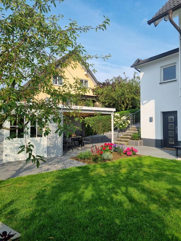 a yard with a patio and a house at Ferienwohnung Lolek in Brilon