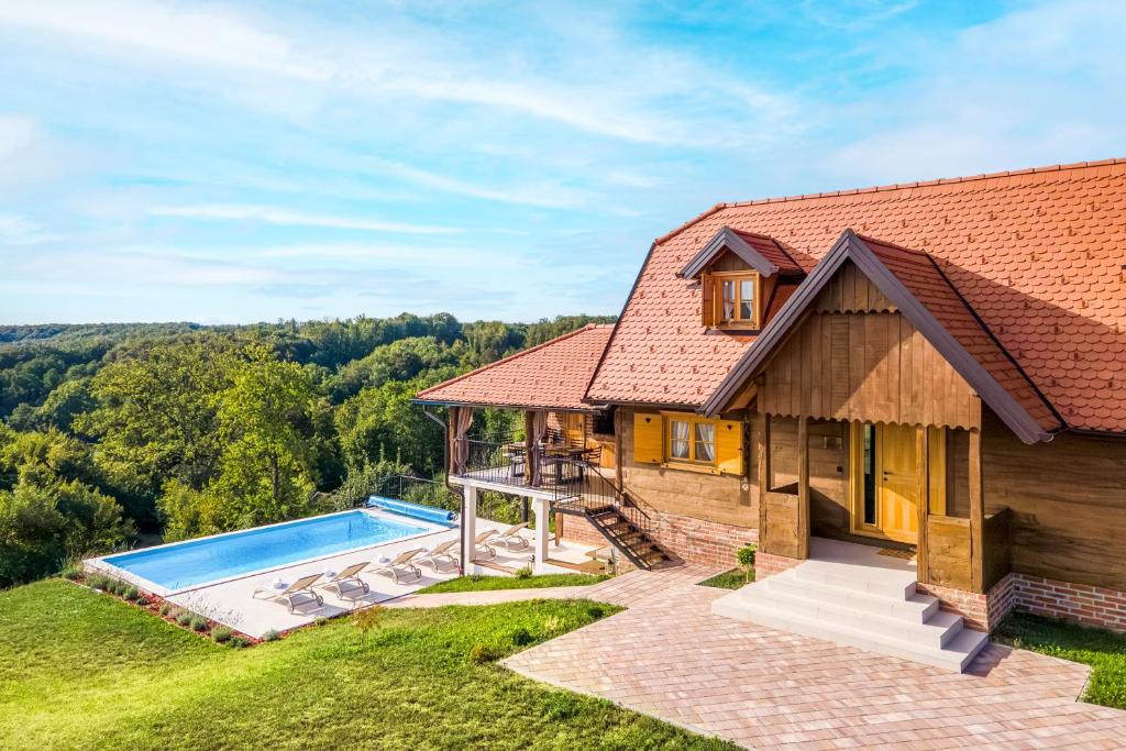 ein Bild von einem Haus mit Swimmingpool in der Unterkunft Rustique 1952 in Šiljakovina