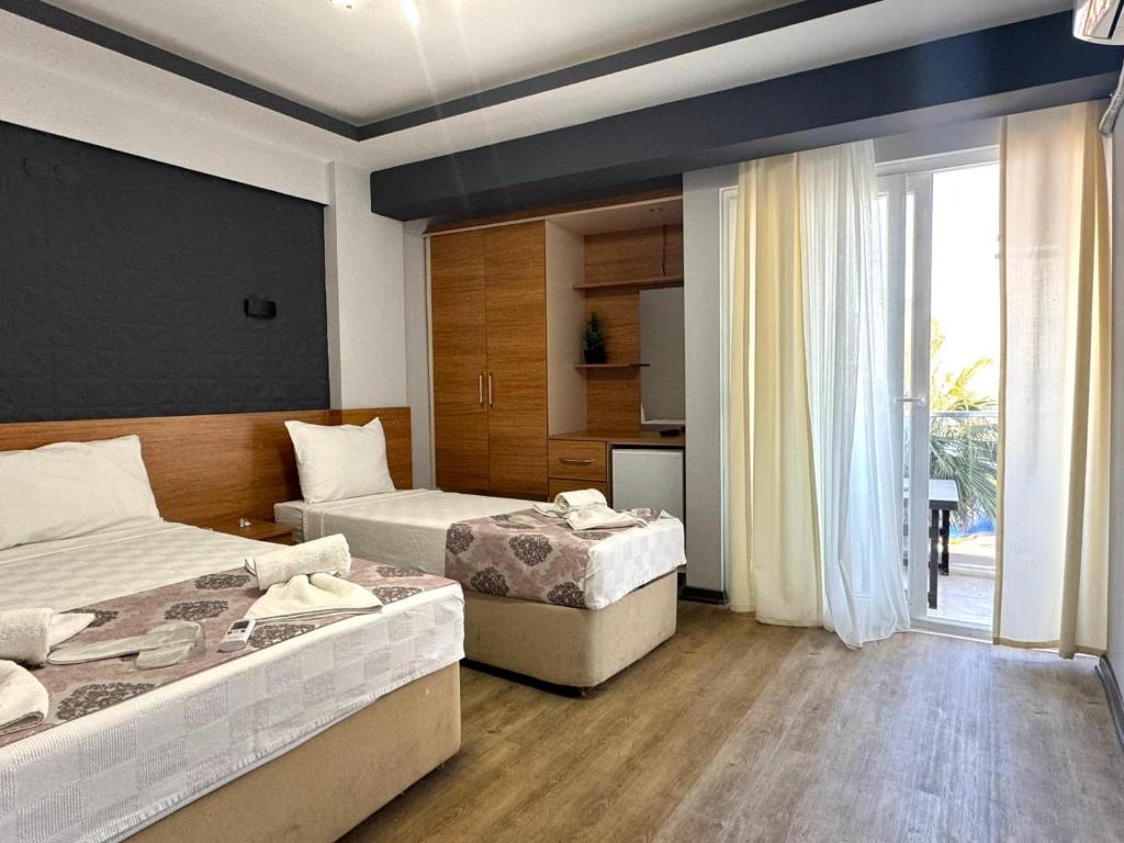 ディディムにあるTitanium Hotel Didimのベッドが2つと窓があるホテルの部屋
