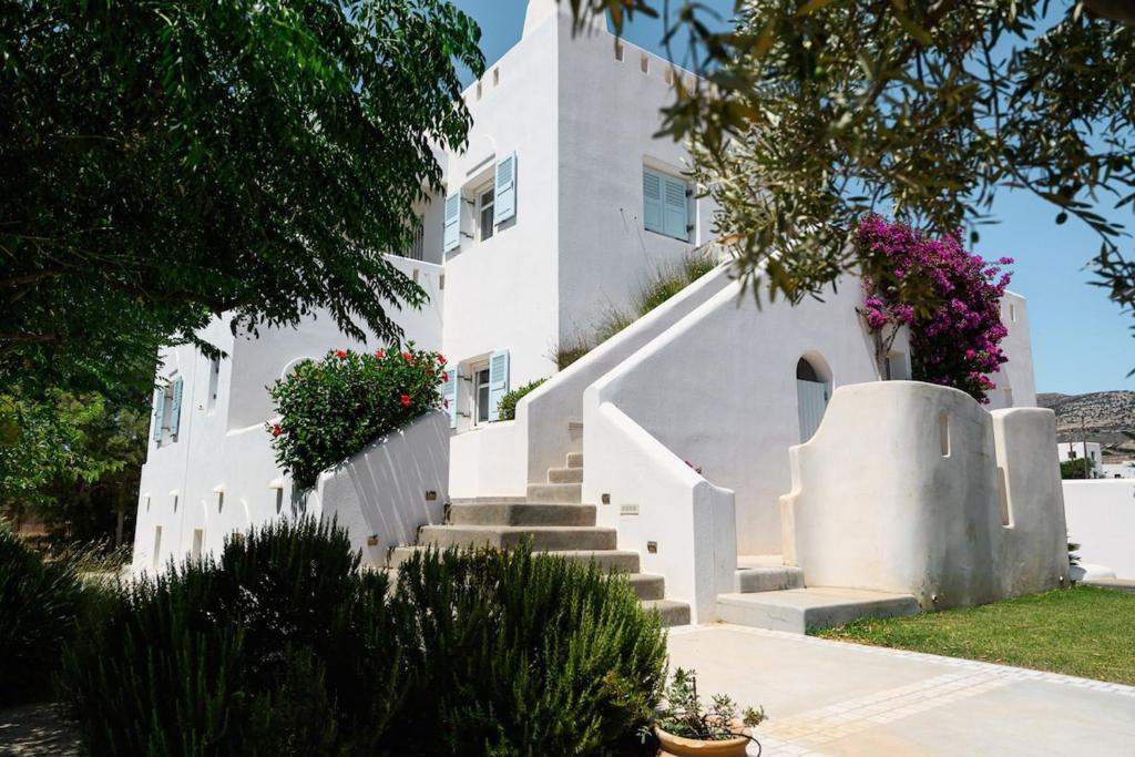 una casa bianca con scale e fiori di Naxos Kastraki Homey Villa with Sea View a Kastraki
