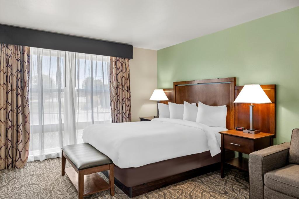 Postel nebo postele na pokoji v ubytování Ledgestone Suites Hotel Billings