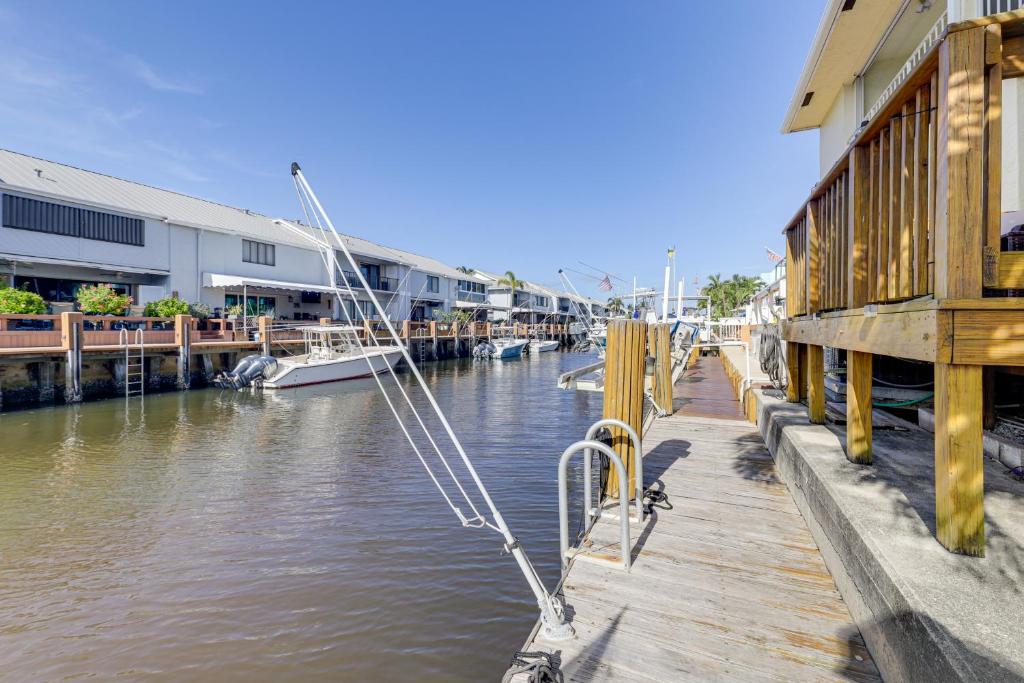 Výhled na řeku, která protéká v blízkosti prázdninového domu