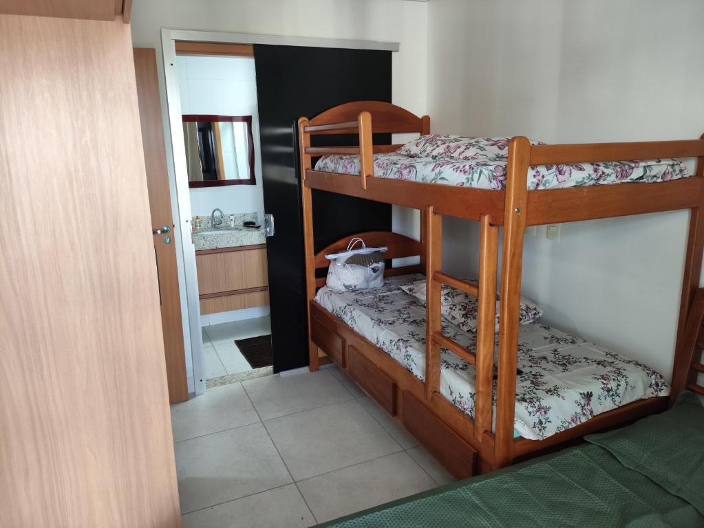 une chambre avec deux lits superposés et une salle de bain dans l'établissement Apartamento em caldas novas, à Caldas Novas