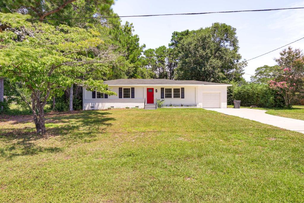 Fotografie z fotogalerie ubytování Updated Wilmington Home Near Intracoastal Access v destinaci Wilmington