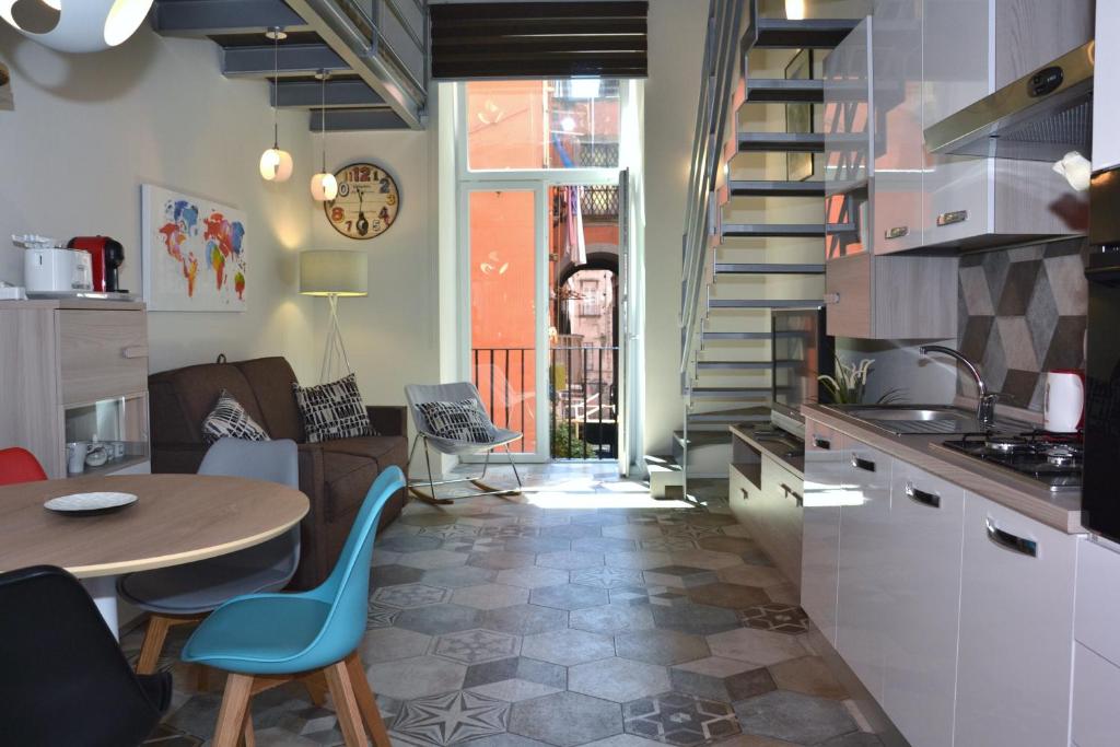 eine Küche und ein Esszimmer mit einem Tisch und Stühlen in der Unterkunft San Biagio, 25 Apartment A in Neapel