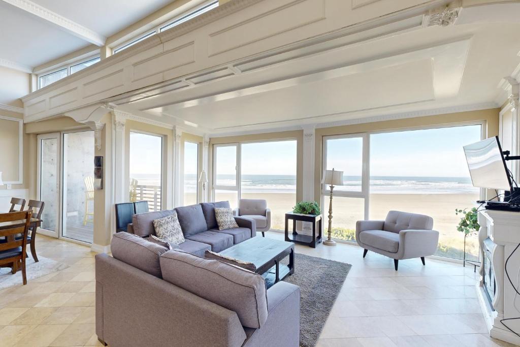 Χώρος καθιστικού στο The Modern Oceanfront View Condo #203