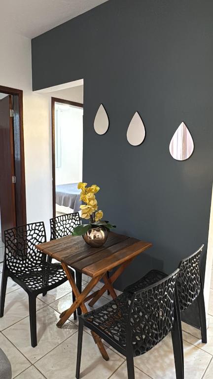 a dining room with a wooden table and chairs at Apê centro de Capitólio- Condomínio Monitorado - 4º Andar - Vaga de Garagem in Capitólio