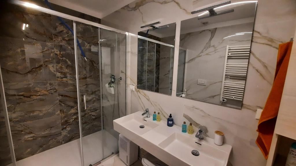 un bagno con lavandino e doccia di LuMas a Cassino