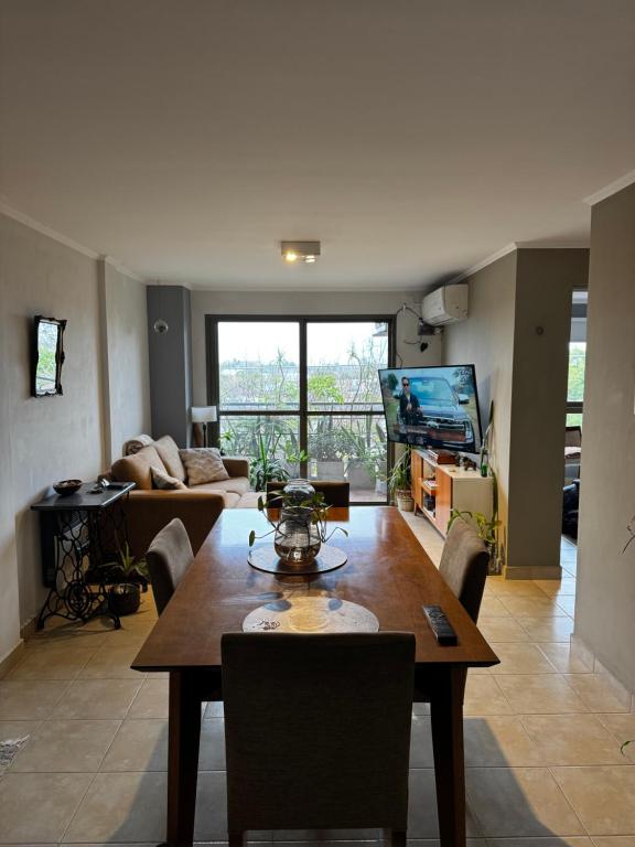 ein Wohnzimmer mit einem Holztisch und einer Couch in der Unterkunft Temporario San Martin in Esperanza