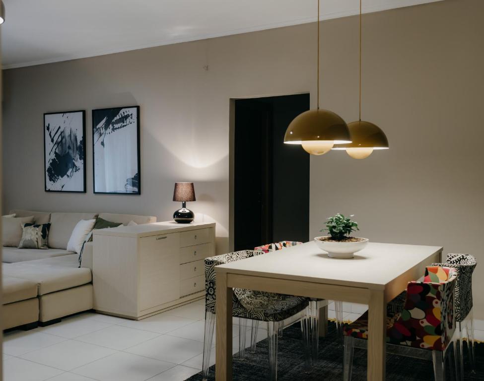 una sala de estar con una mesa y un sofá en Apt D5, en Tesalónica