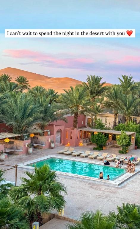 une photo d'une piscine dans un hôtel dans le désert dans l'établissement Riad Serai Merzouga, à Merzouga