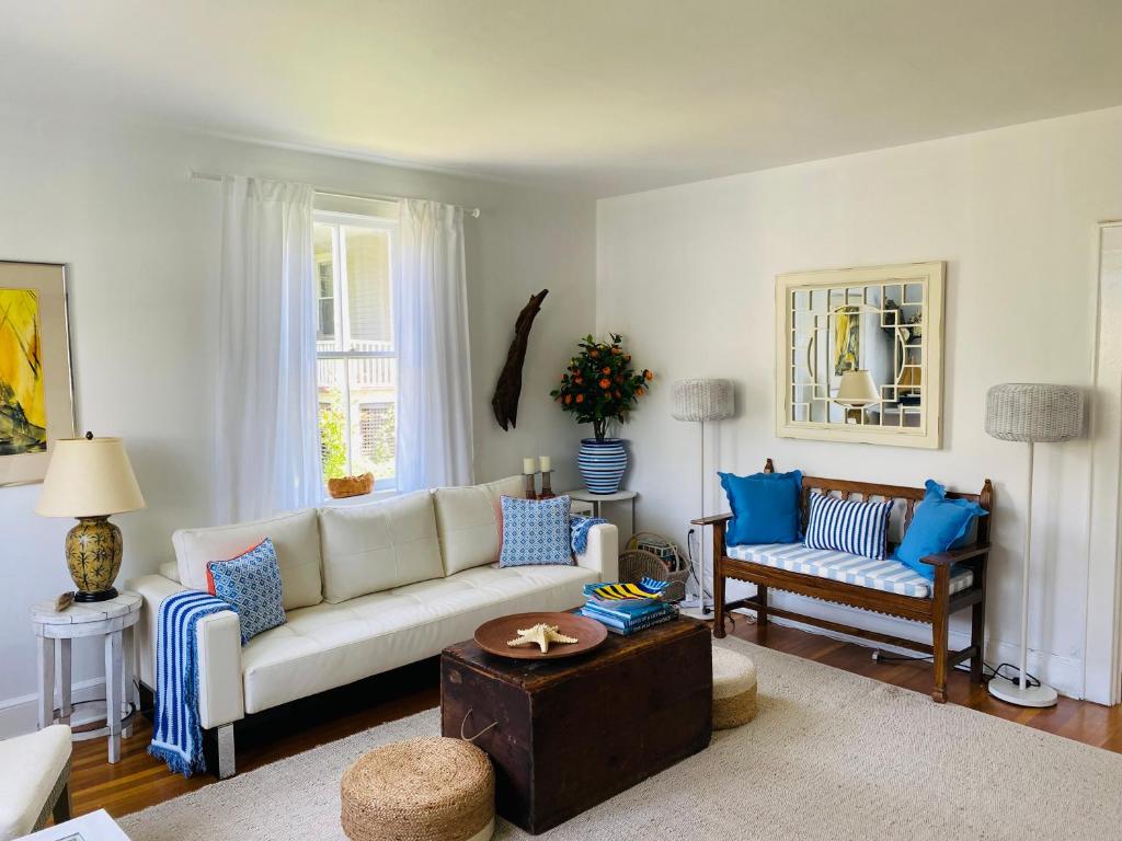 Posezení v ubytování Charming 2br downtown Old Greenwich near train to NYC