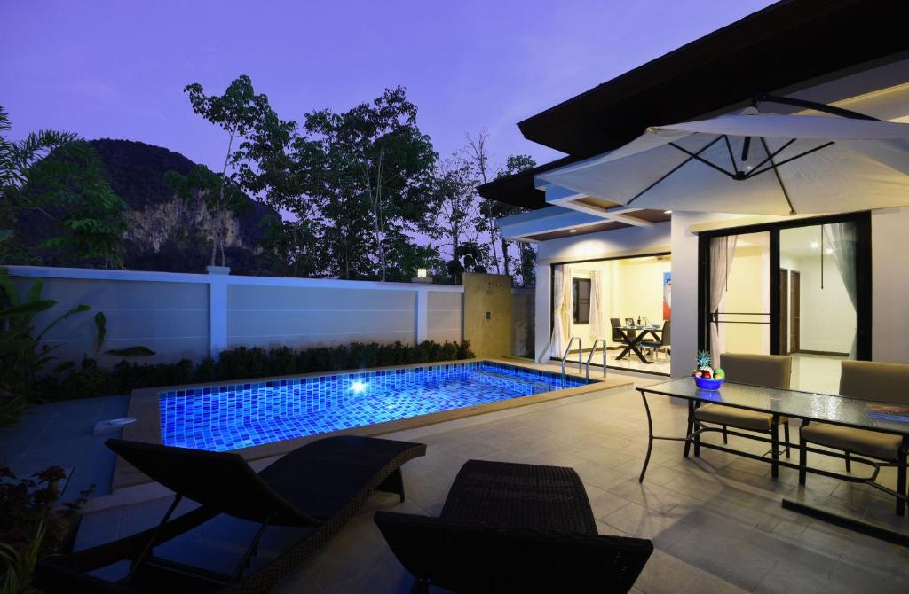 Un patio sau altă zonă în aer liber la Baan Ping Tara Private Pool Villa