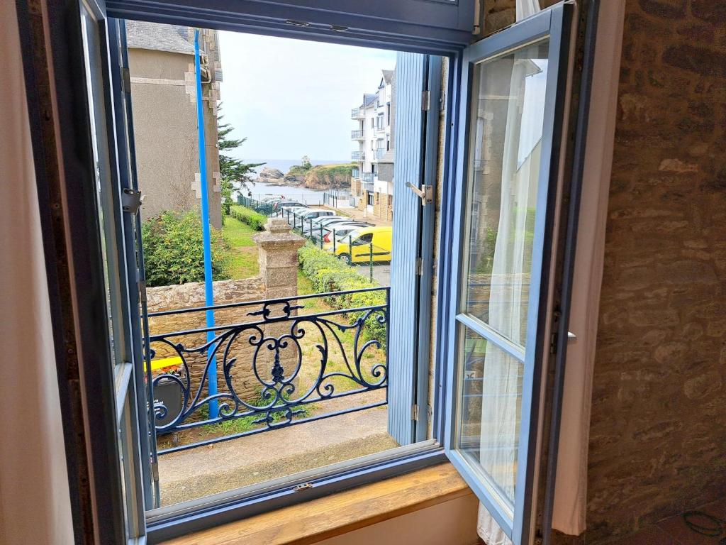 une fenêtre ouverte avec vue sur la rue dans l'établissement First floor studio near the beach, au Pouldu