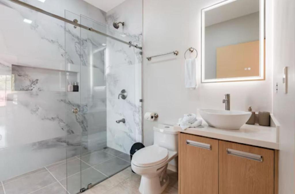 Un baño con ducha, inodoro y lavabo. en Los Ángeles, en Fortuna