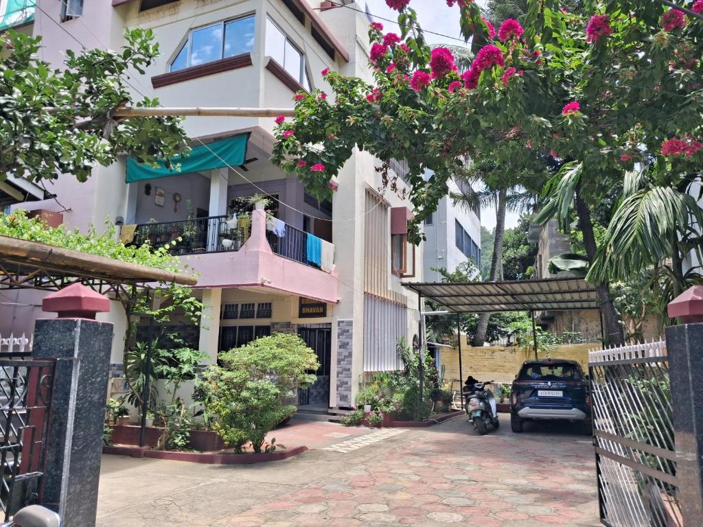 グワーハーティーにあるDorika Homestay, Guwahatiの正面にバイクが停まった建物