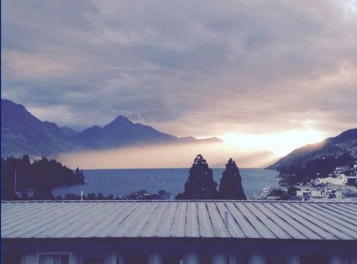 QT Apartment في كوينزتاون: منظر للمحيط وسطح مبنى