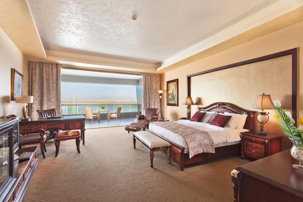 A bed or beds in a room at Radisson Blu Hotel & Convention Center, Alexandria