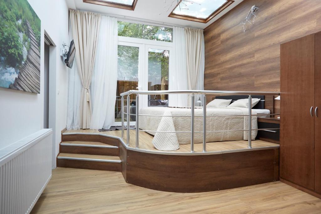 1 dormitorio con 1 cama en una habitación con ventana en Schönbrunn Ferienwohnungen, en Viena