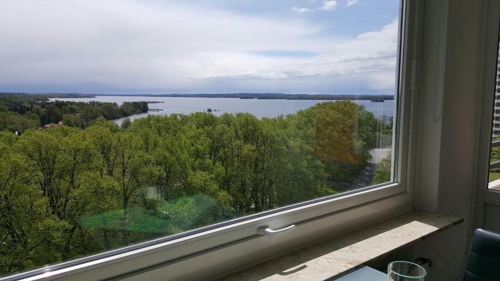 プレーンにあるPlön - Traumhafter Seeblickの湖の景色を望む窓