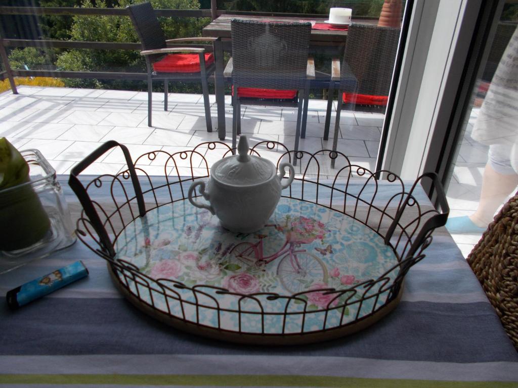 una cesta con una tetera encima de una mesa en Penzión Eva en Stará Voda