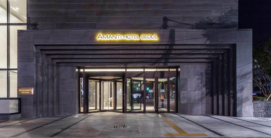 une entrée à un bâtiment avec un panneau sur celui-ci dans l'établissement Amanti Hotel Seoul, à Séoul