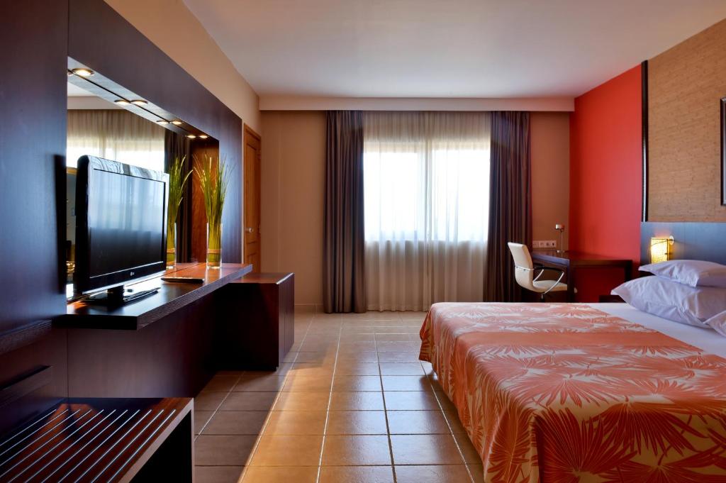 Postel nebo postele na pokoji v ubytování Pestana Tropico Ocean & City Hotel
