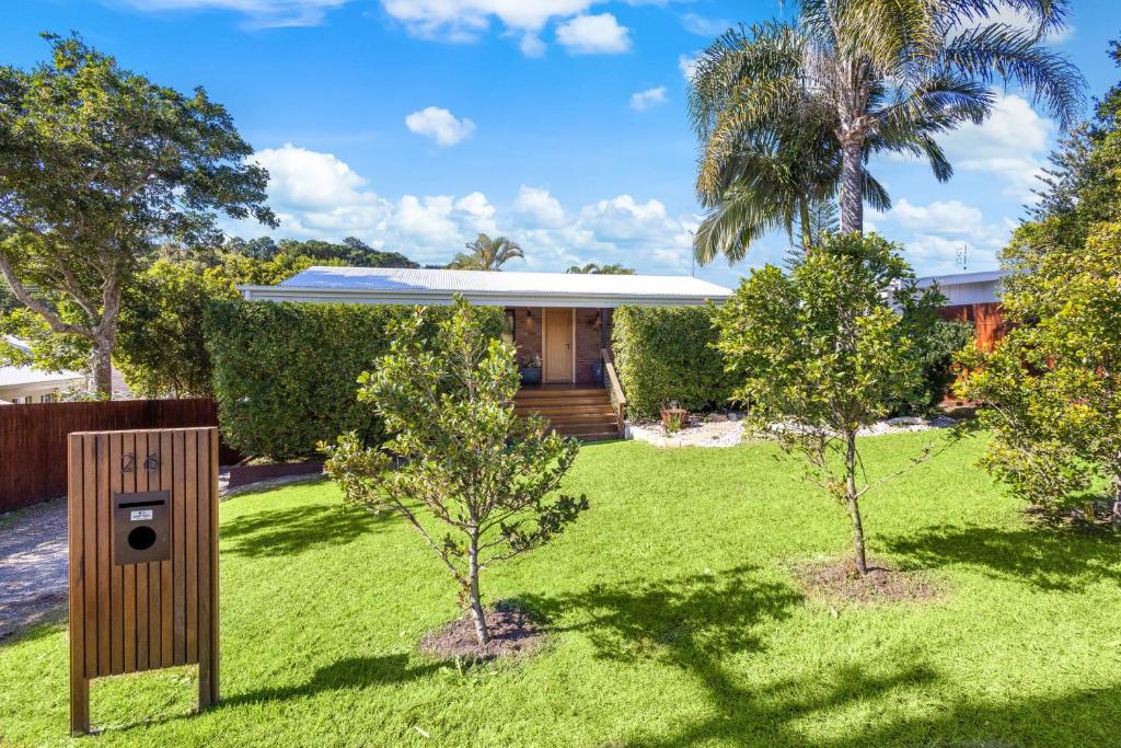 ein Haus mit einem Briefkasten in einem Hof in der Unterkunft 26 Gannet Street, Peregian Beach in Peregian Beach