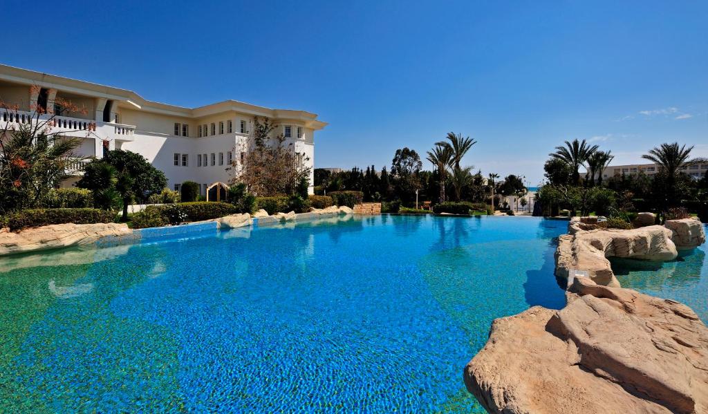 una gran piscina frente a una casa en Medina Belisaire And Thalasso en Hammamet