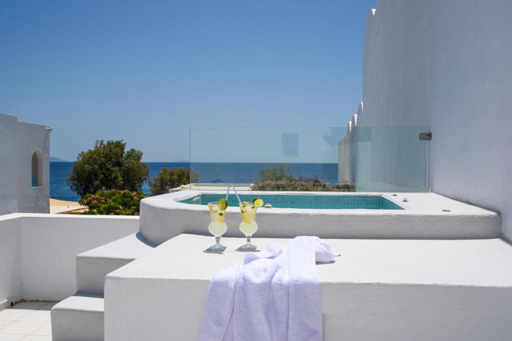 Het zwembad bij of vlak bij Santorini Crystal Blue Boutique Hotel