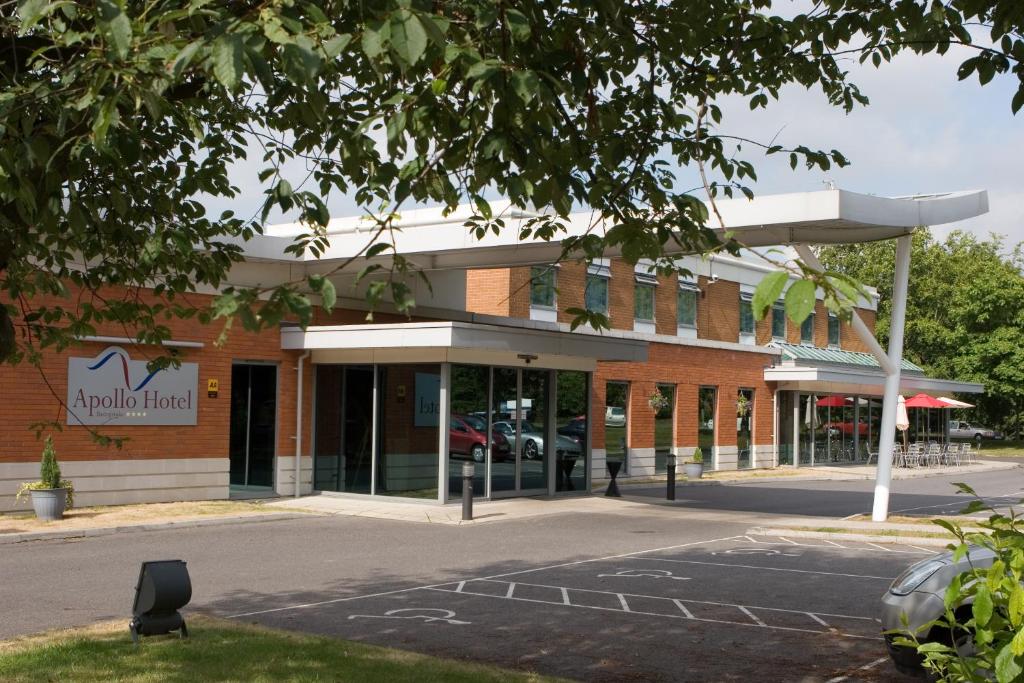 un parcheggio vuoto di fronte a un edificio di Apollo Hotel a Basingstoke