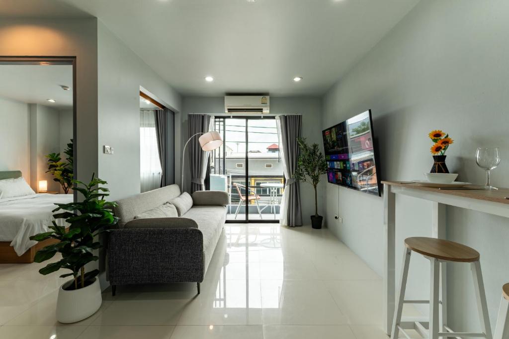 TV/trung tâm giải trí tại 1 Bedroom Studio renovated Ratchaporn Condominium Kathu
