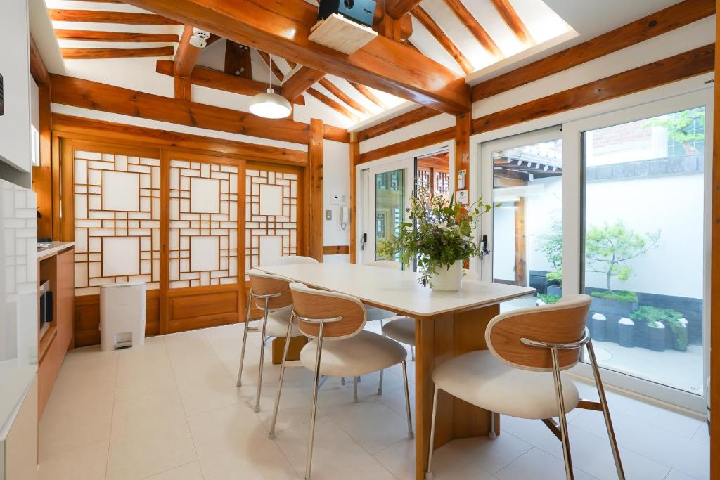Un comedor con mesa y sillas en Seoul premium hanok StayDalmaji, en Seúl