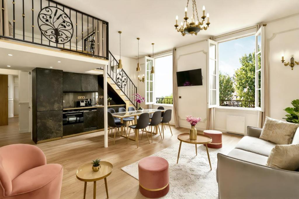 un salon avec un canapé et une table dans l'établissement Merveil - Luxury Suite -ChampsElysees- Florentin I, à Paris