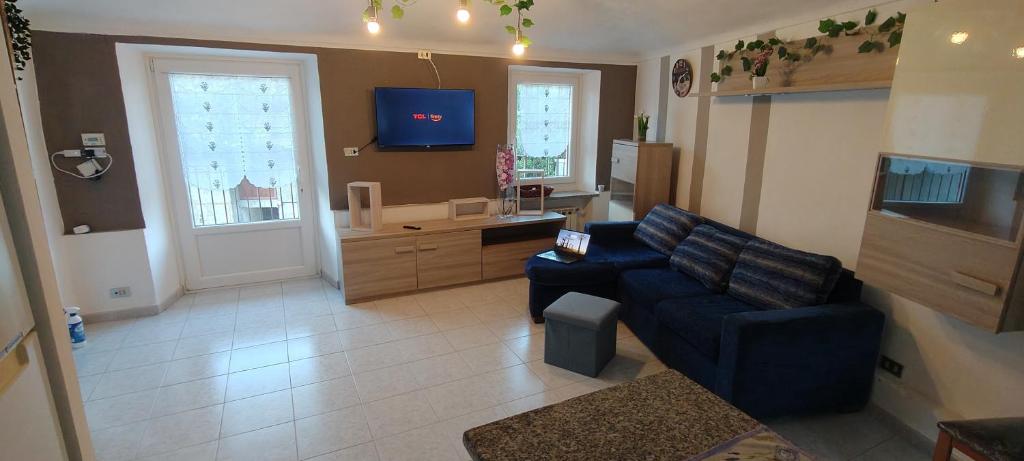 a living room with a couch and a tv at Cascina Babi in San Giuliano