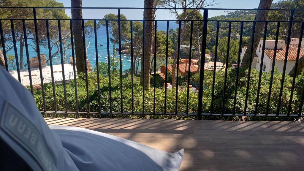ベグールにあるSA RIERA Begur, 200 m walk to sa Riera beachの水辺の景色が見えるバルコニー付きの部屋